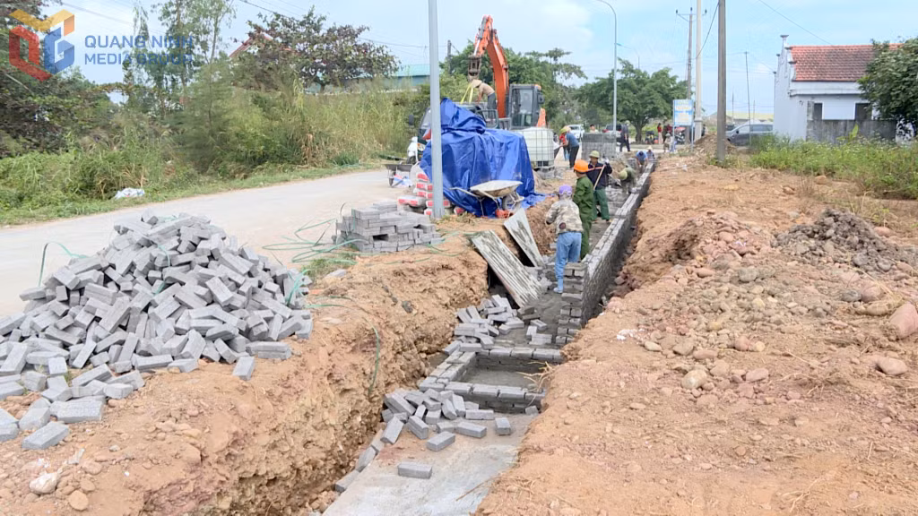 Dự án nâng cấp,cải tạo, chỉnh trang và chống ngập lụt hạ tầng kỹ thuật khu dân cư Hải Tân, xã Quảng Hà đang được tích cực thi công.