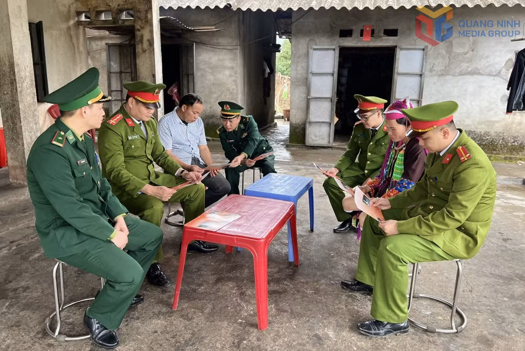 CBCS Đồn Biên phòng Bắc Sơn và Công an xã Hải Sơn tuyên truyền pháp luật đến cư dân biên giới.