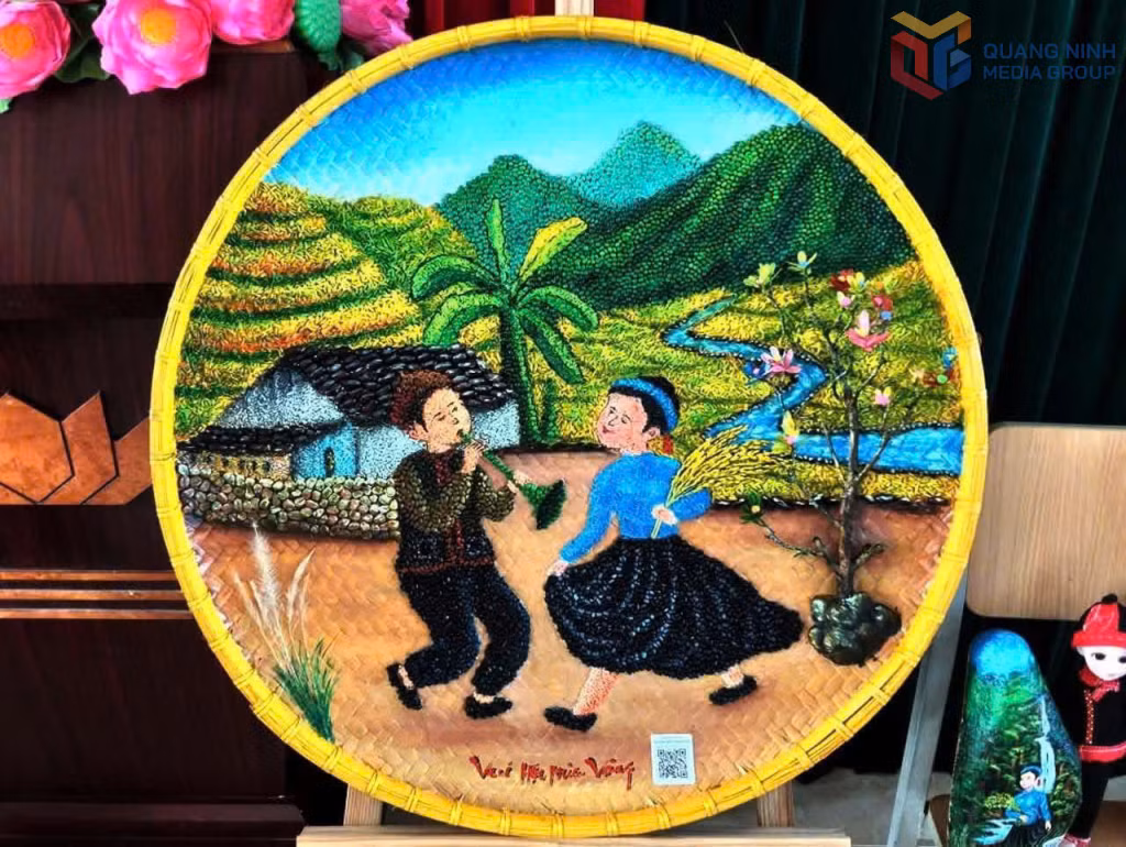 Một mẫu sản phẩm lưu niệm từ đan lát tre nứa ghép các loại hạt để kể câu chuyện về người Sán Chỉ ở Quảng Ninh.
