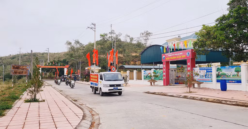 Các lực lượng diễu hành biểu dương lực lượng trên một số tuyến đường chính.