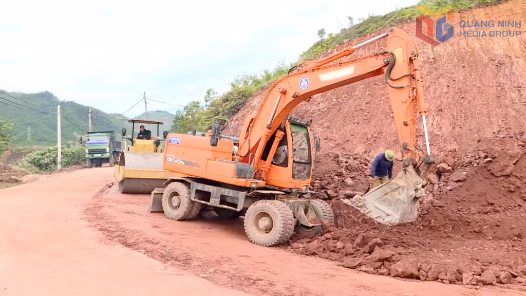 Sửa chữa, nâng cấp tuyến đường từ Quốc lộ 18A đến đê Hà Dong, thôn Hà Thụ, xã Hải Lạng đang được tích cực thi công.