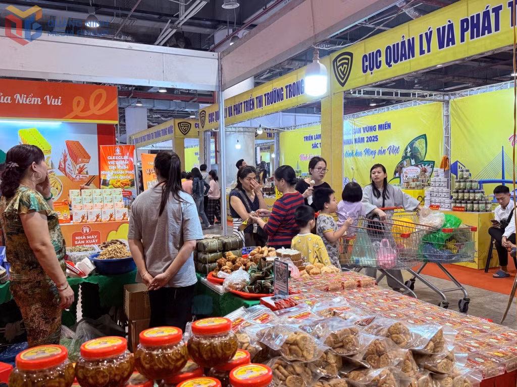 Người dân và du khách tham quan, mua sắm tại Hội chợ OCOP Quảng Ninh - Thu Đông 2025.