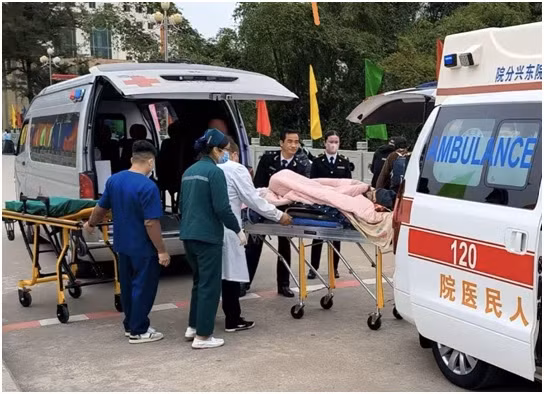 Quang cảnh bàn giao bệnh nhân tại biên giới Trung – Việt qua tuyến “Xe cứu thương 1369”. Ảnh: Bệnh viện Nhân dân thành phố Đông Hưng