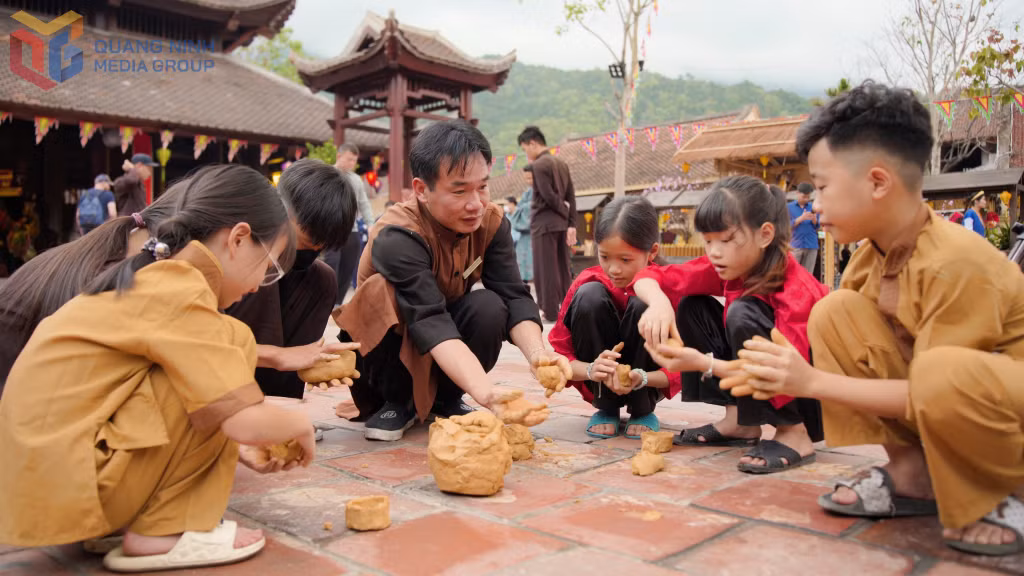Trò chơi dân gian tại Làng Nương (Yên Tử). Ảnh: Nguyễn Hoa