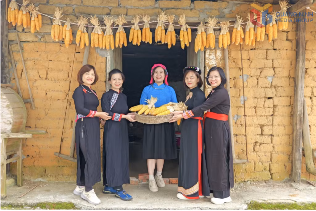 Các hoạt động trải nghiệm cùng đồng bào dân tộc thiểu số tại xã Hoành Mô.