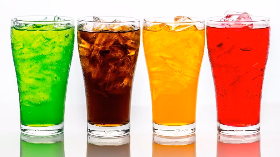 Lượng đường cao trong nước ngọt có thể gây áp lực lên thận, có nguy cơ tăng cân, kháng insulin và cao huyết áp - nguy cơ gây bệnh thận mạn tính.