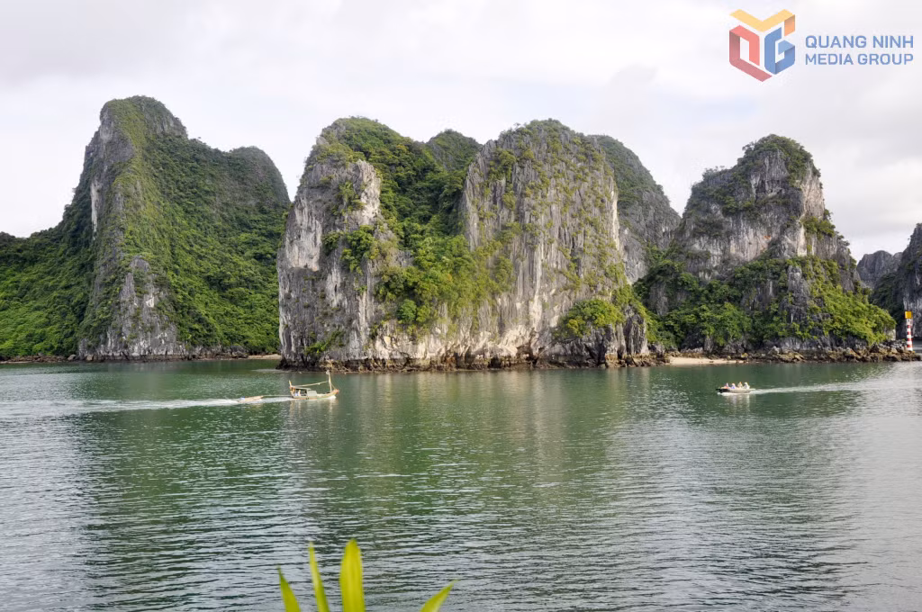 Các đảo đá của Vịnh Hạ Long ẩn chứa trong lòng nhiều hang động tuyệt đẹp.