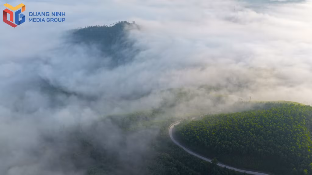 Nằm ở độ cao trên 1000m so với mực nước biển, hội tụ các điều kiện về cảnh quan, sinh thái và khí hậu, Kỳ Thượng chính là tọa độ săn mây lý tưởng của Quảng Ninh.