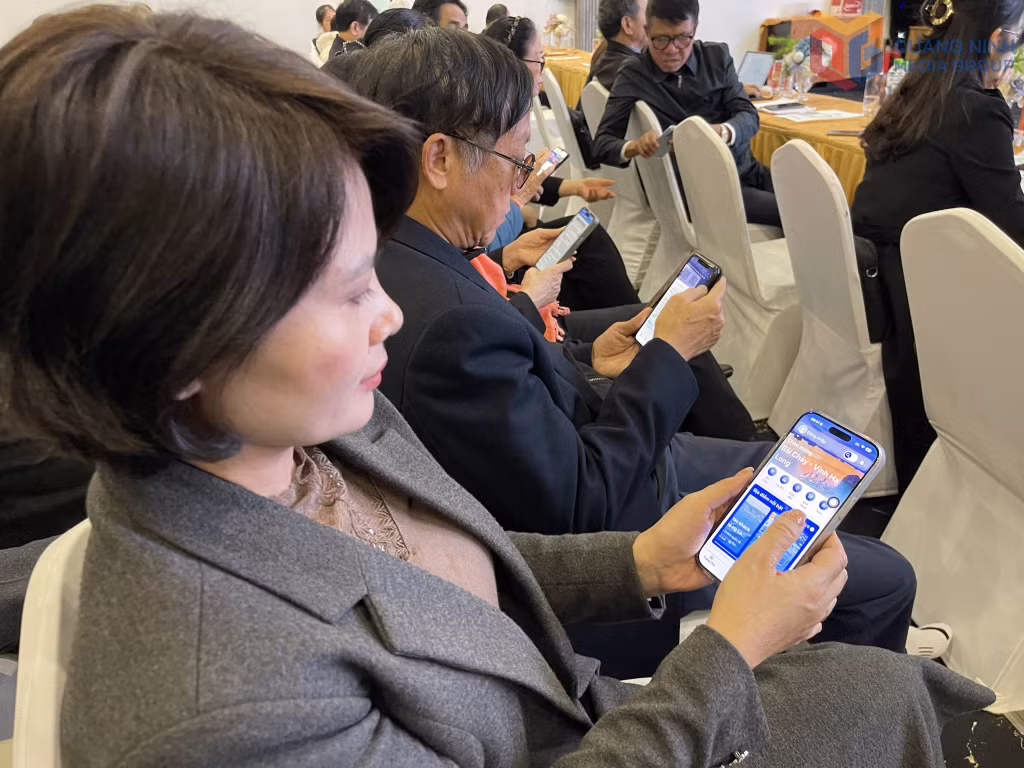 Người dân, doanh nghiệp cài đặt và sử dụng nền tảng du lịch thông minh phường Bãi Cháy tại hội nghị.