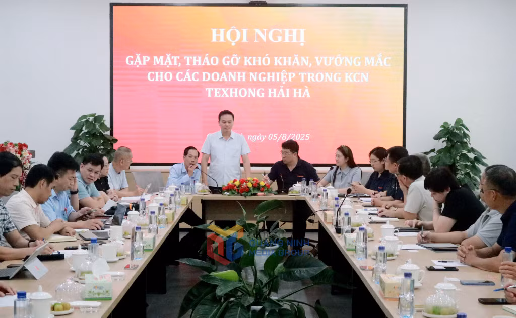 Ban Quản lý KKT tỉnh làm việc, tháo gỡ khó khăn cho các doanh nghiệp trong KCN Hải Hà. Ảnh: Mạnh Trường