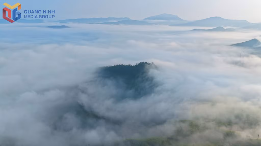 Chỉ vài phút, đỉnh núi cao hơn 1000m đã nằm trọn trong biển mây.