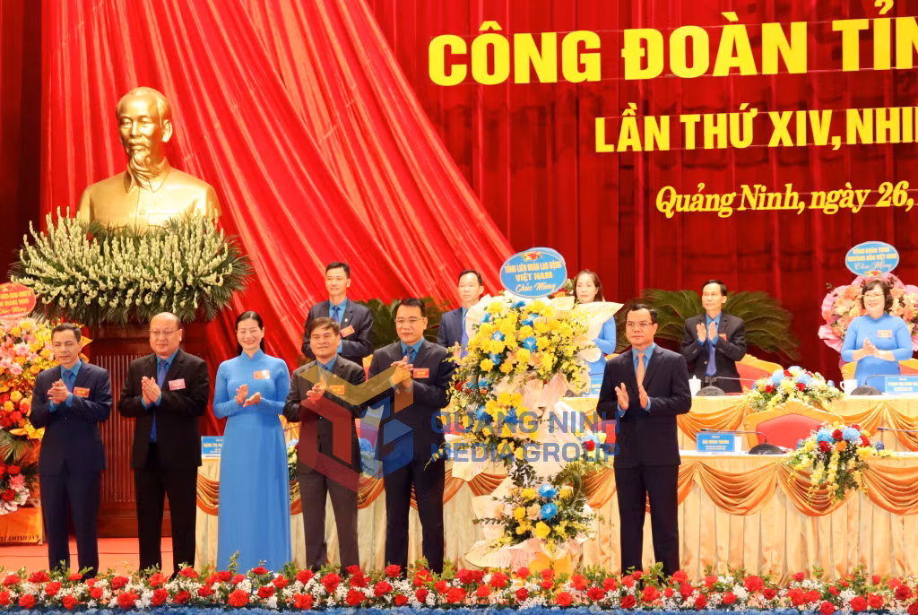 2023-07_Đại hội Công đoàn tỉnh Quảng Ninh lần thứ XIV, nhiệm kỳ 2023–2028 - Tổng Liên đoàn Lao động Việt Nam tặng hoa chúc mừng Đại hội. Ảnh: Minh Đức