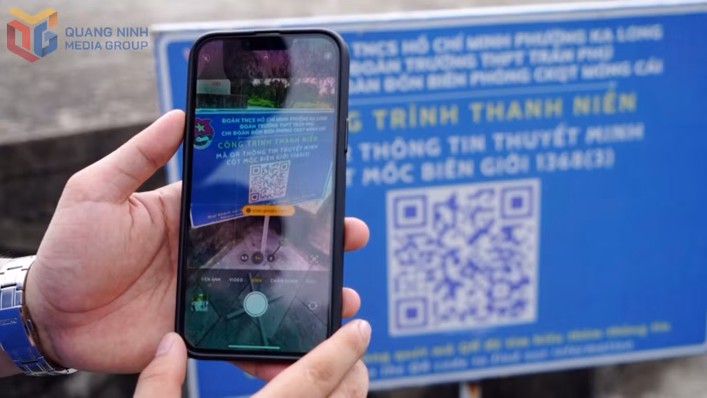 Du khách có thể quét mã QR được gắn tại các địa điểm du lịch để được cung cấp thêm thông tin về điểm đến.