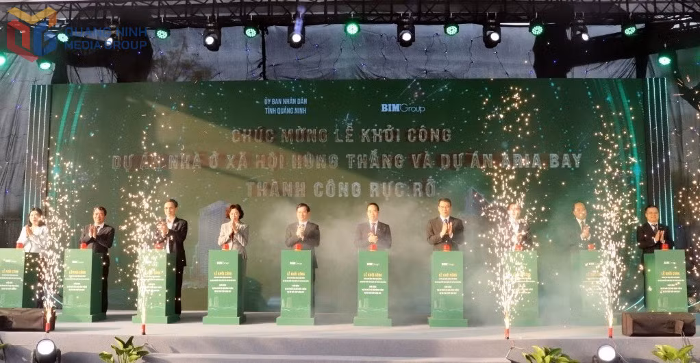 Các đại biểu thực hiện nghi thức khởi công dự án.
