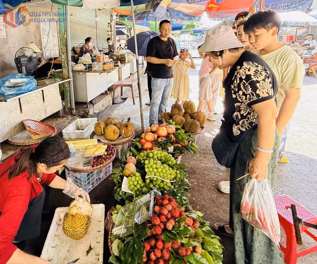 Du khách Trung Quốc mua sắm tại chợ Hạ Long 1.