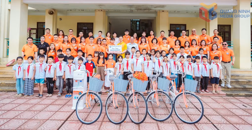 Hội Doanh nghiệp Truyền Đăng Quảng Ninh trao tặng quà cho học sinh có hoàn cảnh khó khăn tại Trường Tiểu học xã Hoành Mô tháng 5/2025.