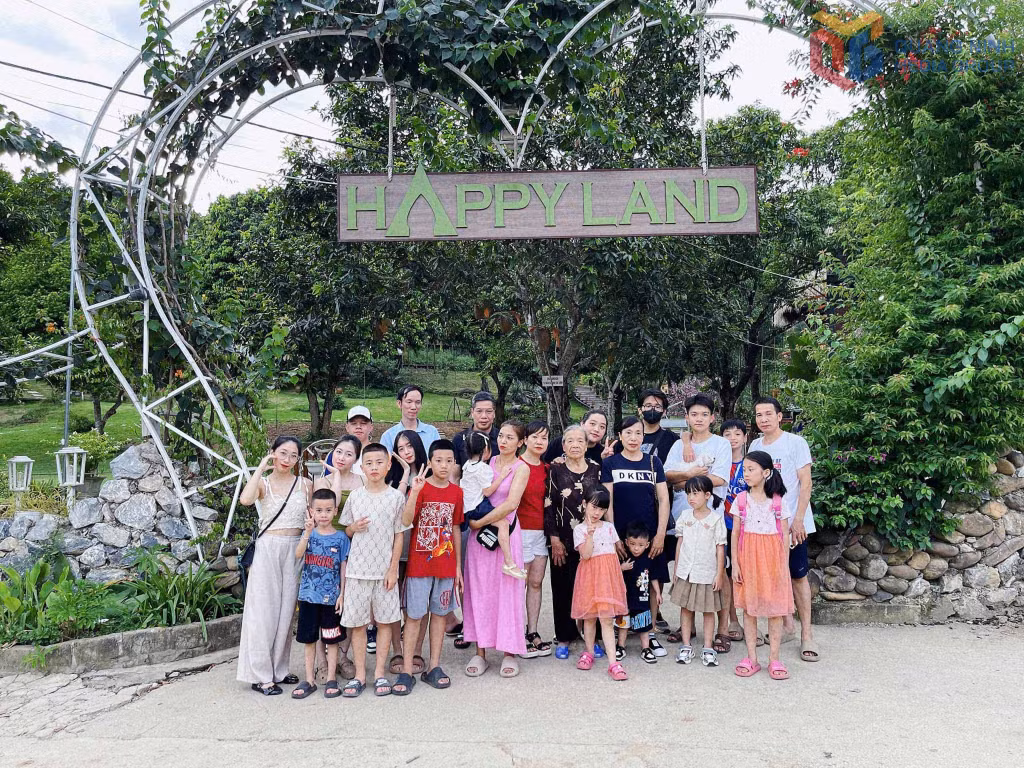 Du khách đến tham quan Happy Land Hạ Long (xã Thống Nhất).