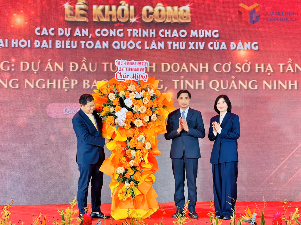 Thay mặt Tỉnh ủy, HĐND, UBND, Ủy ban MTTQ tỉnh, đồng chí Vũ Văn Diện, Ủy viên BTV Tỉnh ủy, Phó Chủ tịch Thường trực UBND tỉnh tặng hoa cho Chủ đầu tư dự án.