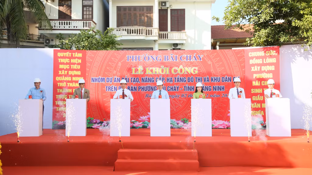 Các đại biểu thực hiện nghi thức nhấn nút khởi công Dự án cải tạo, nâng cấp hạ tầng kỹ thuật, chỉnh trang đô thị, khu dân cư (giai đoạn 1).