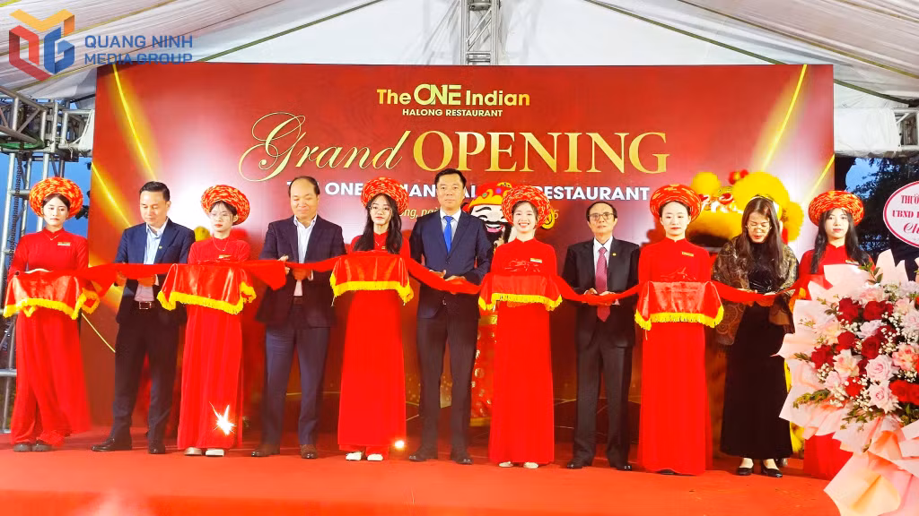 Các đại biểu cắt băng khai trương nhà hàng The One Indian Hạ Long