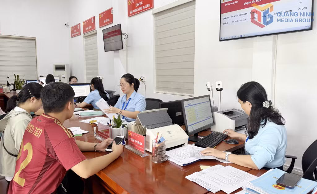 Cán bộ Trung tâm Phục vụ Hành chính công phường Mạo Khê tiếp nhận giải quyết TTHC cho người dân và doanh nghiệp.
