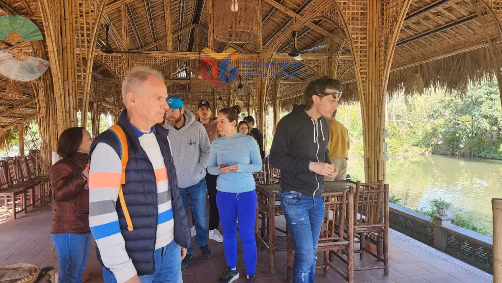 Du khách đến tham quan trải nghiệm tại khu du lịch làng quê Yên Đức (phường Hoàng Quế).