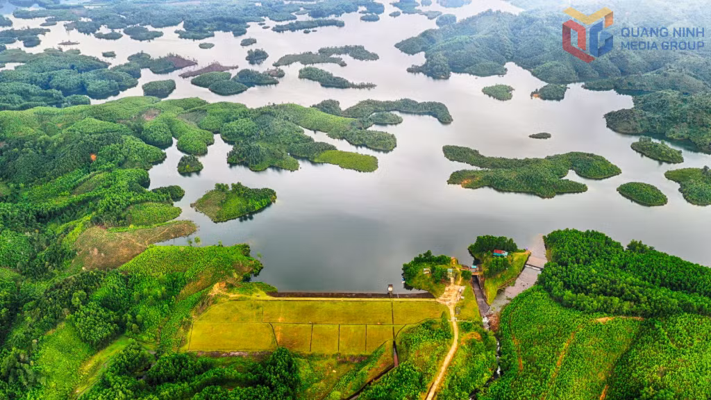 Hồ thủy lợi Trúc Bài Sơn mang vẻ đẹp nên thơ, lãng mạn. Ảnh: Hùng Sơn