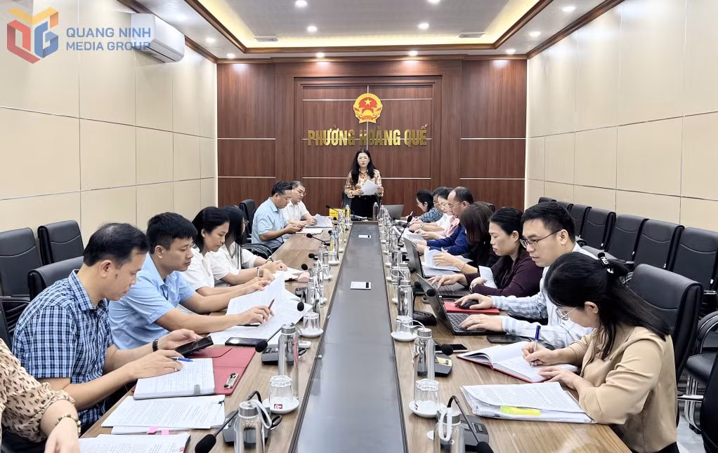 Ban Pháp chế HĐND tỉnh Quảng Ninh đã làm việc với phường Hoàng Quế để giám sát việc thực hiện một số giải pháp đẩy mạnh cải cách hành chính, cải thiện môi trường đầu tư kinh doanh, nâng cao năng lực cạnh tranh cấp tỉnh gắn với chuyển đổi số.