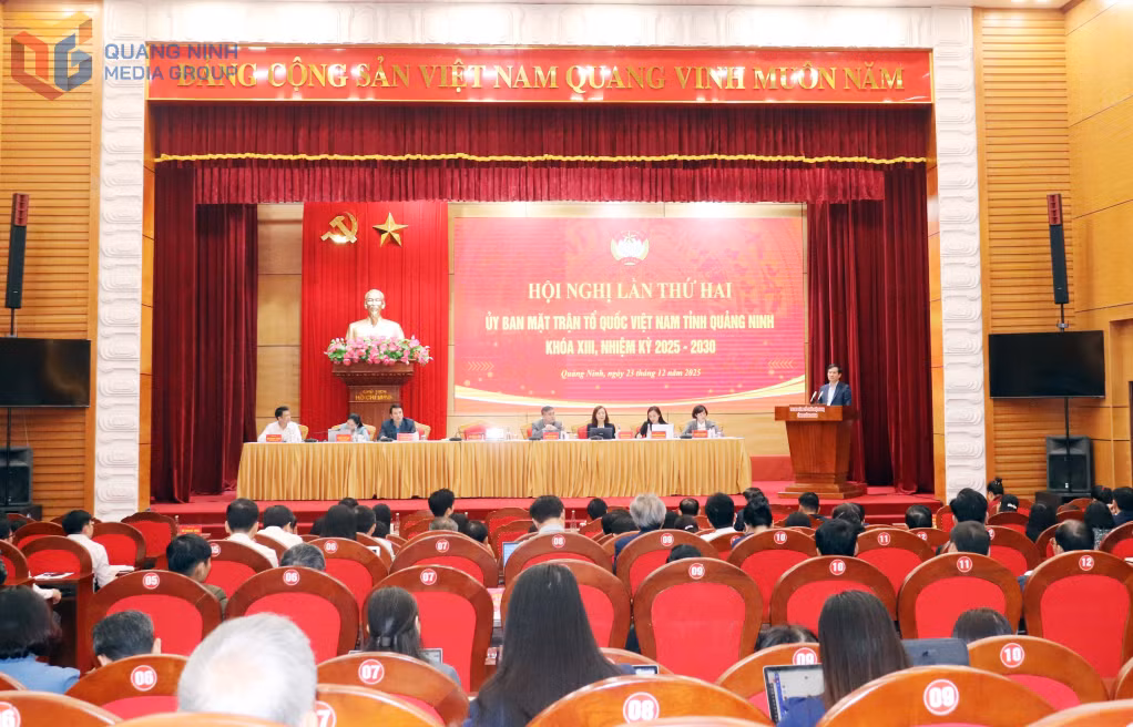 Đồng chí Vũ Quyết Tiến, Phó Bí thư Tỉnh ủy, Chủ tịch Ủy ban MTTQ tỉnh dự và chủ trì hội nghị.