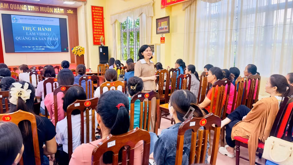 Lãnh đạo Hội LHPN tỉnh tập huấn thực hành làm video quảng bá sản phẩm cho hội viên.