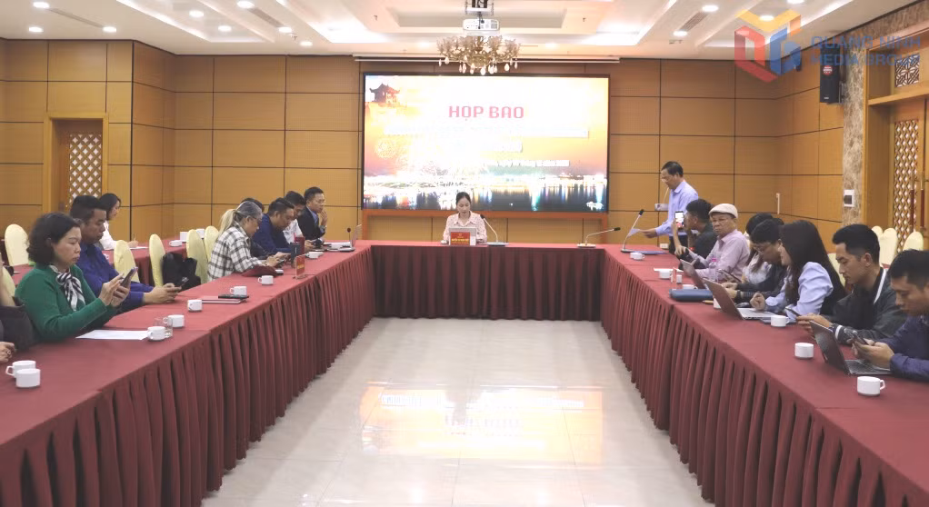 Quang cảnh buổi họp báo. 
