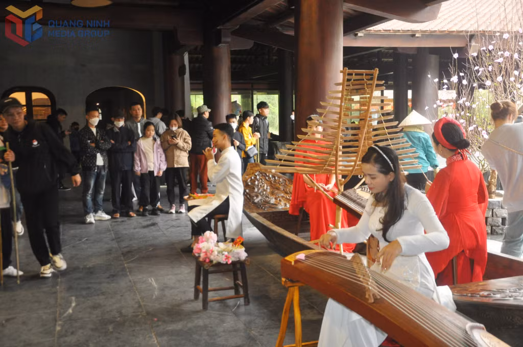 Biểu diễn nghệ thuật dân tộc phục vụ khách về với non thiêng Yên Tử.