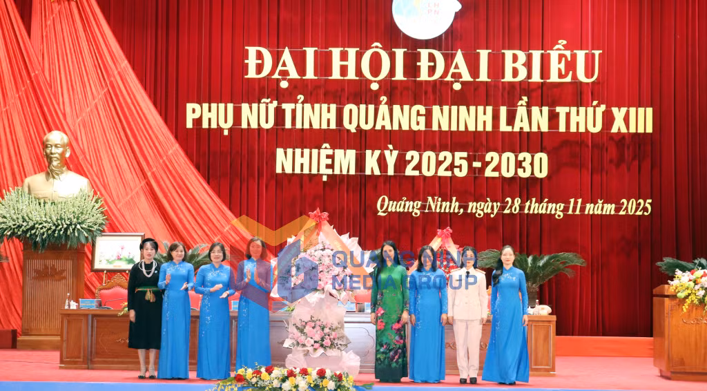 2025-11_Đại hội Đại biểu phụ nữ tỉnh lần thứ XIII, nhiệm kỳ 2025-2030 - Đồng chí Trần Lan Phương, Phó Chủ tịch Thường trực Hội LHPN Việt Nam, tặng hoa chúc mừng Đại hội. Ảnh: Trúc Linh
