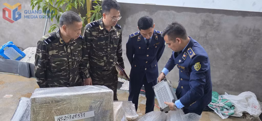 Lực lượng hải quan và quản lý thị trường phối hợp kiểm tra hàng hóa trên địa bnaf đơn vị quản lý.