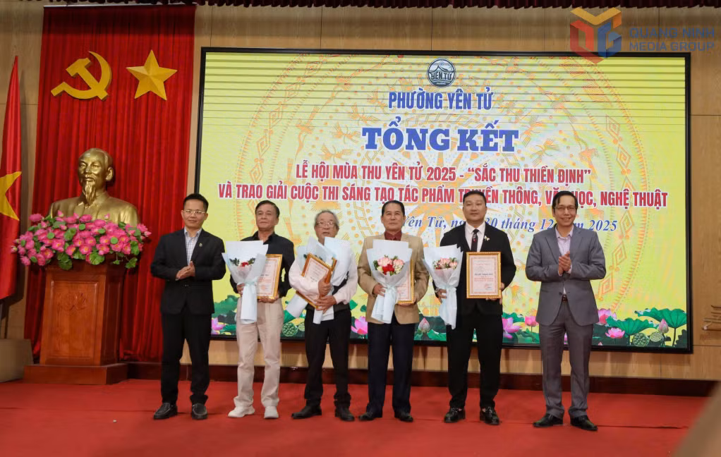 Ban Tổ chức trao giải lĩnh vực âm nhạc cho các nhạc sĩ trong chương trình tổng kết Lễ hội.