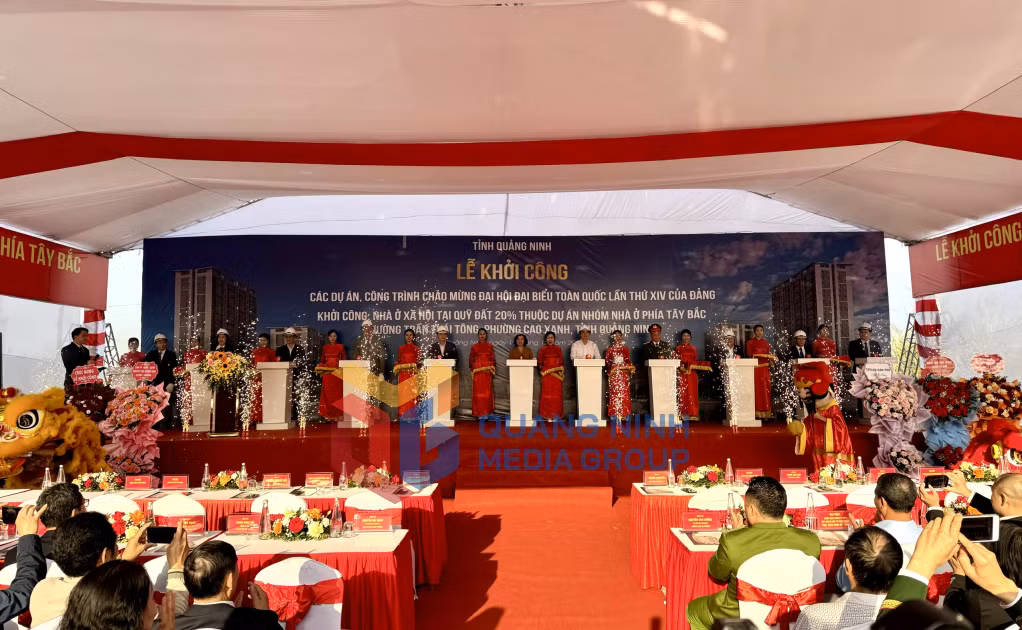 Các đại biểu thực hiện nghi thức khởi công Dự án Nhà ở xã hội tại quỹ đất 20% thuộc dự án nhóm nhà ở phía Tây Bắc đường Trần Thái Tông (phường Cao Xanh).