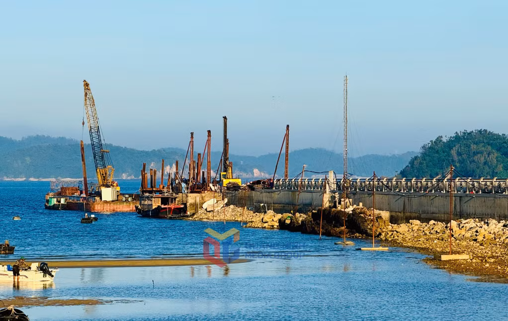 Nhà thầu tập trung máy móc, phương tiện thi công dự án nâng cấp, mở rộng bến cập tàu khu 1 (đặc khu Cô Tô).
