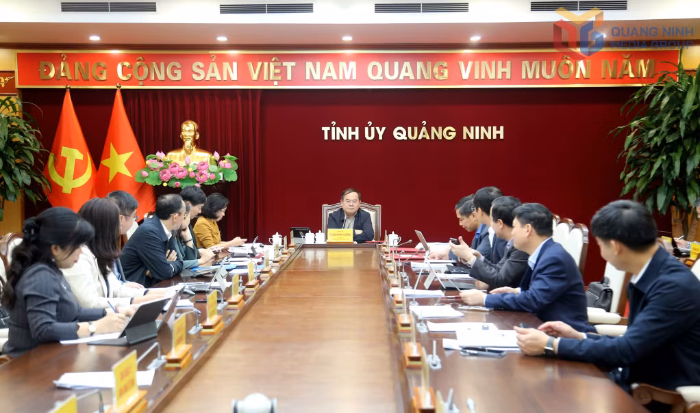 Đồng chí Quản Minh Cường, Bí thư Tỉnh ủy, Trưởng Đoàn ĐBQH tỉnh, chủ trì hội nghị.
