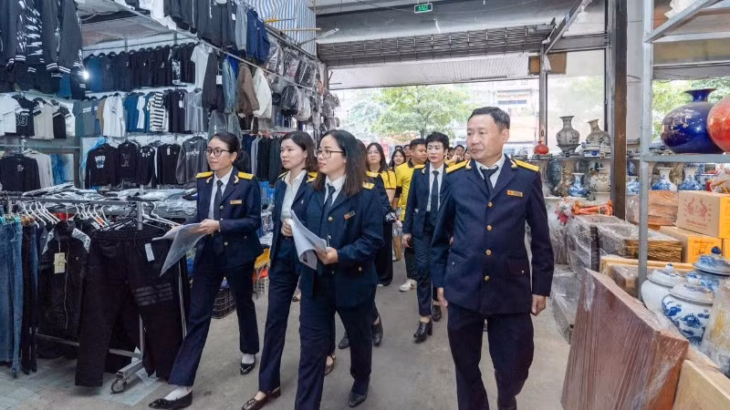 Cơ quan thuế tăng cường tuyên truyền, hỗ trợ hộ kinh doanh tại các chợ truyền thống trong lộ trình thực hiện chính sách thuế mới.