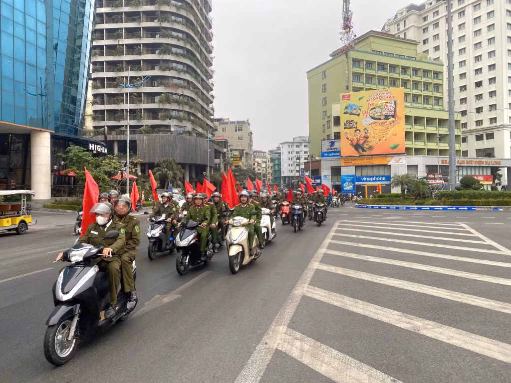 Các lực lượng phường Bãi Cháy diễu hành tuyên truyền trên các trục đường chính của phường.