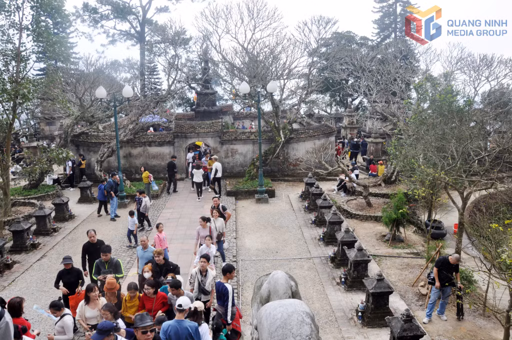 Quần thể di tích - danh thắng Yên Tử - Vĩnh Nghiêm - Côn Sơn, Kiếp Bạc vừa được ghi danh là Di sản thế giới. Ảnh chụp tại khu vực tháp Tổ Yên Tử.