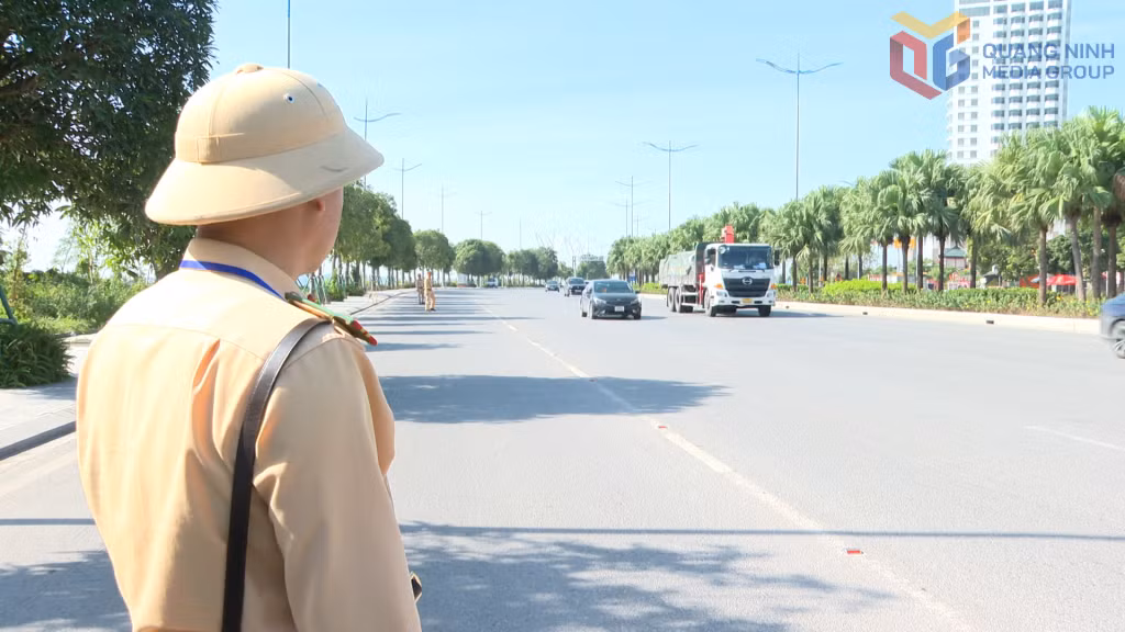 Lực lượng CSGT kiểm tra chặt chẽ các lái xe lưu thông trên đường.