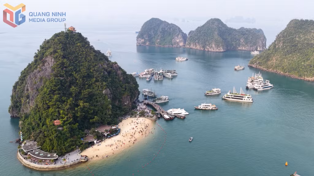 Đảo TiTop - một điểm đến trên Vịnh Hạ Long luôn thu hút đông du khách.