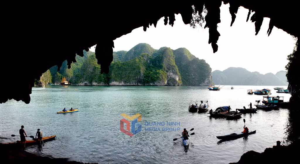 Vẻ đẹp trước cửa hang Bồ Nâu. Ảnh: Đỗ Giang