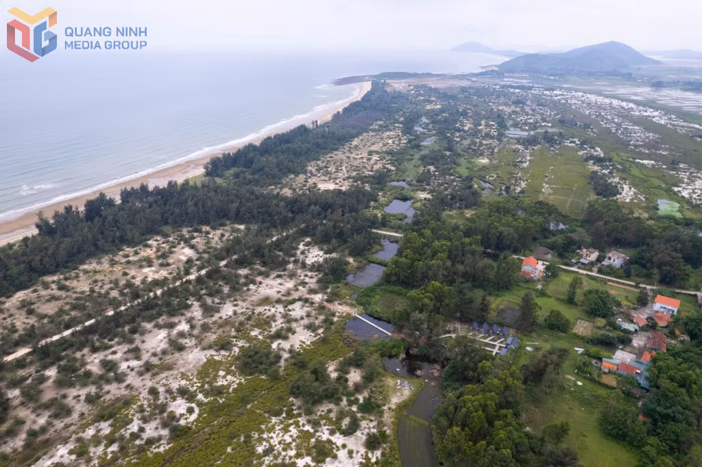 Hoang sơ bãi biển Đầu Đông, xã Vĩnh Thực