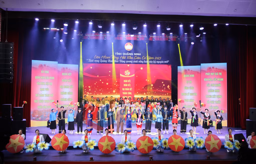 2025-11_Liên hoan Tiếng hát khu dân cư tỉnh Quảng Ninh năm 2025 - Tiết mục Bài ca đoàn kết khép lại đêm công diễn của Liên hoan Tiếng hát khu dân cư tỉnh Quảng Ninh năm 2025. Ảnh: Nguyễn Dung