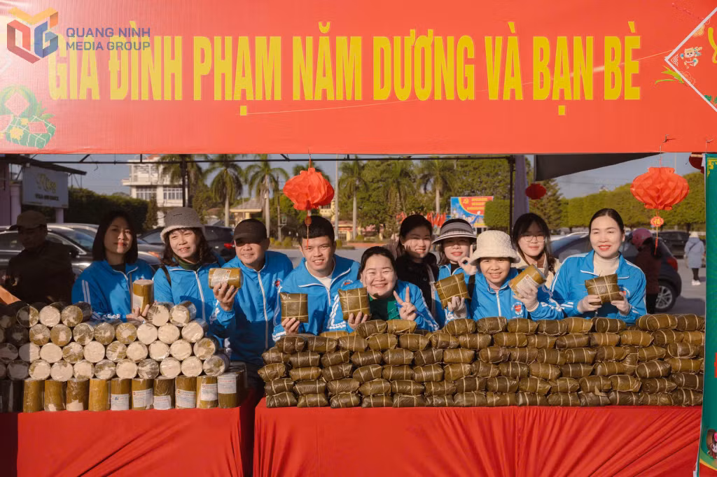 Chị Phạm Năm Dương (thứ 6 từ phải sang), khu 3, phường Hạ Long tham gia "Chợ Tết 0 đồng" năm 2025 tại TP Móng Cái (cũ).