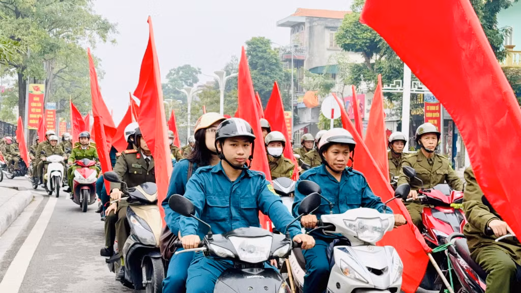 Các lực lượng xuống đường biểu dương lực lượng.