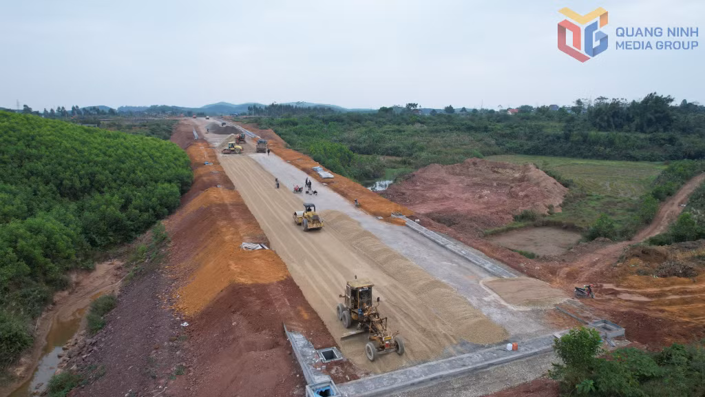 Dự án đường dẫn vào cụm công nghiệp Đầm Hà được đầu tư bằng nguồn vốn đầu tư công đang được gấp rút hoàn thiện trong tháng 12