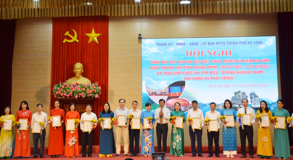 Đồng chí Nguyễn Tiến Dũng, Chủ tịch UBND thành phố trao Giấy khen cho các tập thể đạt giải tại Cuộc thi tìm hiểu “Quảng Ninh 60 năm xây dựng và phát triển”.